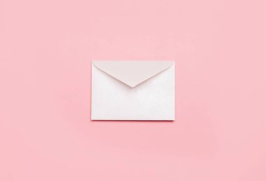 Pembe arkaplandaki harfler için beyaz bir zarf. Minimalist tarz, üst görünüm, yazışma konsepti.