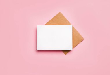 Pembe arka planda el işi kağıtları olan boş bir kart. Boşluğu kopyala, metin için boşluk. Tasarım için model şablonu.