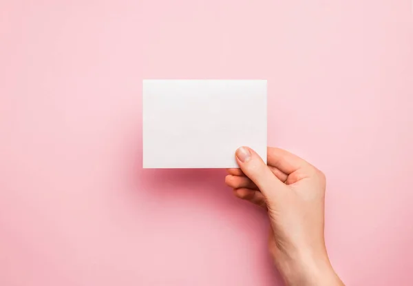 Mão Com Cartão Branco Branco Sobre Fundo Rosa Espaço Cópia — Fotografia de Stock