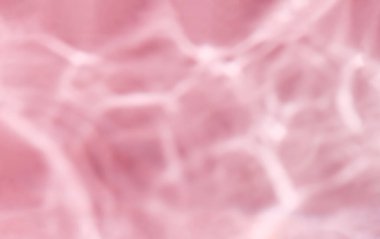Pembe su, ışık yansımaları ve gölge yüzey dokusuyla. Bulanık doymuş şeffaf şeffaf temiz su dalgası arkaplanı.