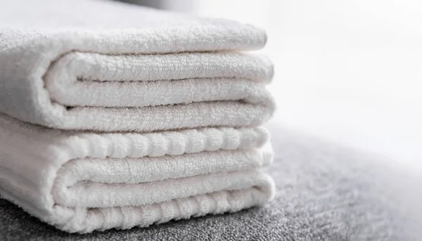 Personel Hotelu Świeże Białe Ręczniki Łóżku Usługi Sprzątania Pomieszczeń — Zdjęcie stockowe