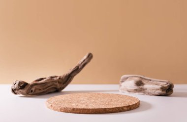 Yuvarlak geometrik şekilli ahşap kürsü. Ürün ve malları sergilemek için boş bir vitrin. Kozmetik ve eko ürün sunumu için minimalist bileşim doğal bej