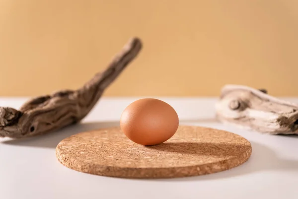 简约木制底座上天然褐色鸡蛋 平台背景 — 图库照片