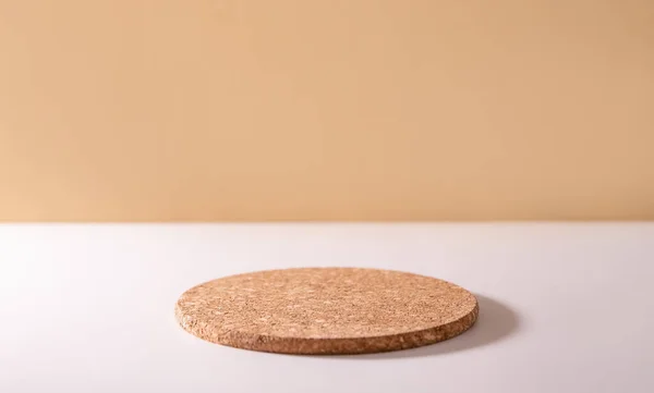 Yuvarlak geometrik şekilli ahşap kürsü. Ürün ve malları sergilemek için boş bir vitrin. Kozmetik ve eko ürün sunumu için minimalist bileşim doğal bej arkaplan.
