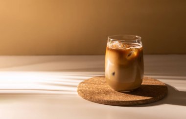 Bir bardak kremalı buzlu kahve. Buzlu soğuk kahve içeceğim. Sabahın erken saatlerinde güneş. Boşluğu kopyala.
