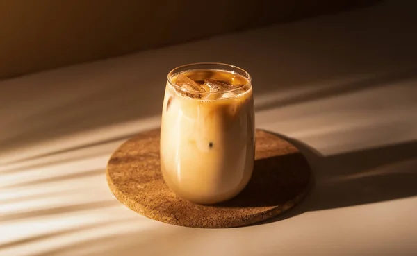 Glas Eiskaffee Mit Sahnemilch Kaltes Kaffeegetränk Mit Eis Licht Der — Stockfoto