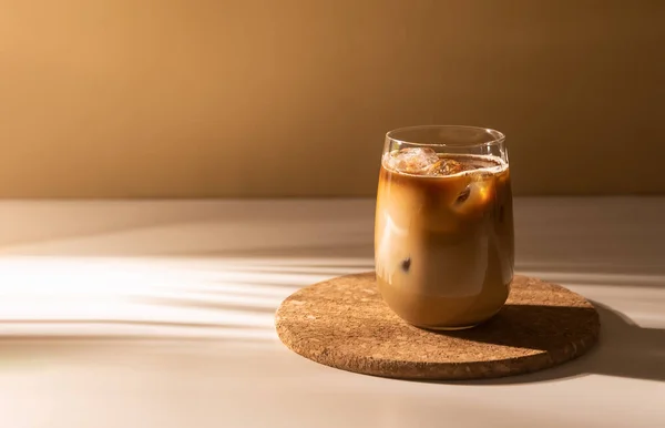 Glas Eiskaffee Mit Sahnemilch Kaltes Kaffeegetränk Mit Eis Licht Der — Stockfoto