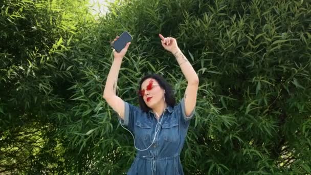 Молодая Женщина Татуировками Стиле Ретро Пинап Слушает Музыку Мобильном Телефоне — стоковое видео