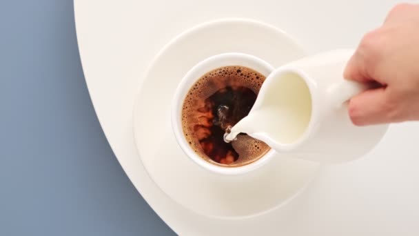 Молочные Сливки Наливают Чашку Черного Утреннего Кофе Вид Сверху Плоский — стоковое видео