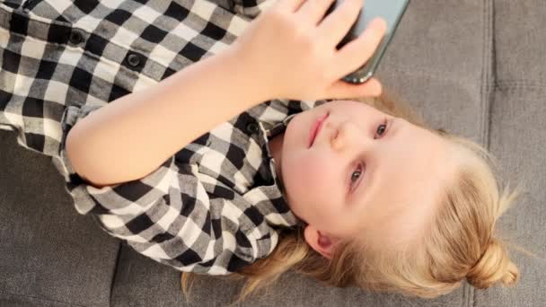 Маленька Дівчинка Грає Мобільні Ігри Допомогою Смартфона Освітні Ігри Програми — стокове відео