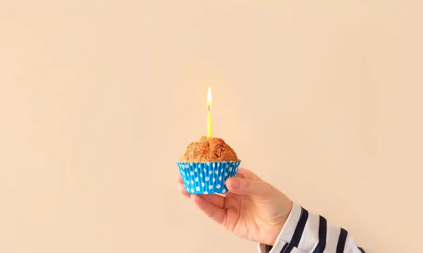 Cupcake Compleanno Con Candela Accesa Mano Tenendo Gustoso Muffin Minimalismo — Foto Stock