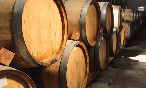 Houten Eiken Vaten Met Wijn Whisky Wijnmakerij Kelder Kelder Voor — Stockfoto