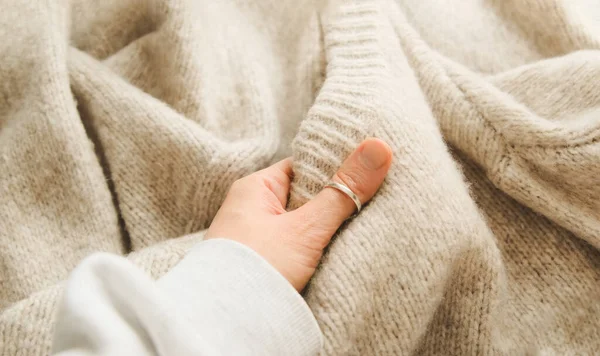 Tangan Menyentuh Wol Kain Rajutan Atau Hangat Berbulu Sweater Handcraft — Stok Foto