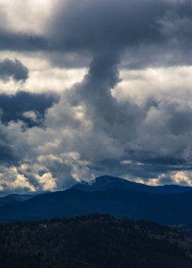 gökyüzü yavaşça dağlardaki düşüyor