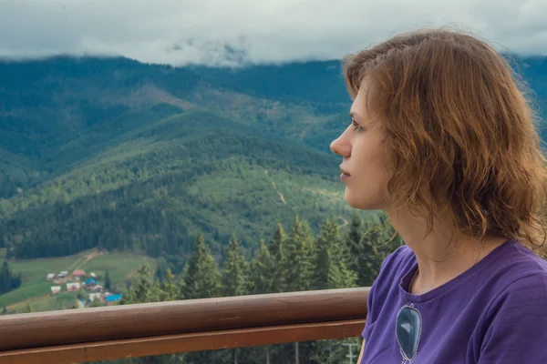 The girl looks at the mountains — Stock Photo, Image