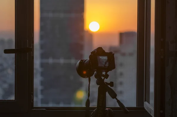 Şafakta penceresinde kamera