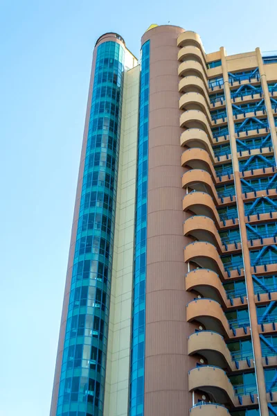 Vista inferior do edifício moderno. Arranha-céu em dia ensolarado — Fotografia de Stock