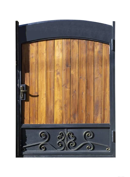 Старі старовинні дерев'яні вхідні двері з металевими елементами ізольовані на білому тлі — стокове фото