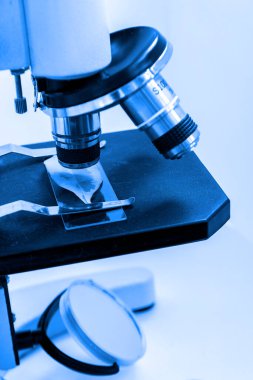 Laboratuvardaki modern bir mikroskobun yakın çekim merceği. Seçici odak