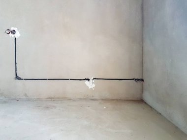 Kablolama. Prizler ve kablolar duvarda - oda onarımı
