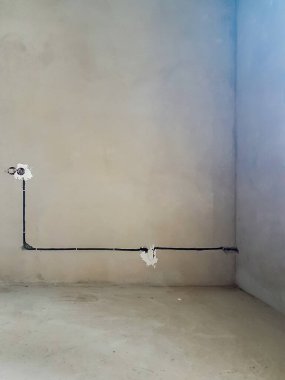 Kablolama. Prizler ve kablolar duvarda - oda onarımı