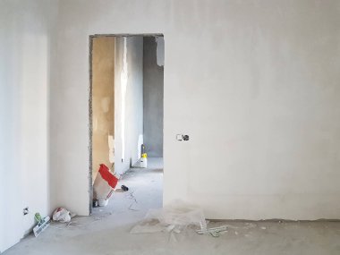 Bitmemiş bina. Dairenin zor bir sonu var. Alçılı beton duvarlı bir oda. İç yenileme.