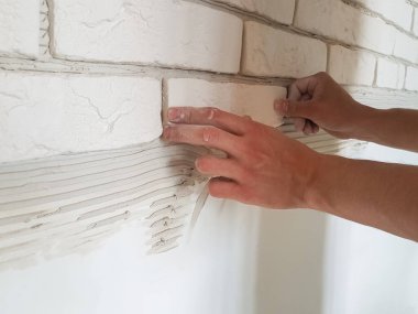 Erkek eli ile duvarlara alçıtaşı döşemek.