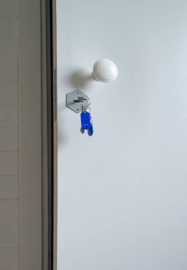 Yeni bir daireye açılan kapı. Anahtarla kapı kolu.