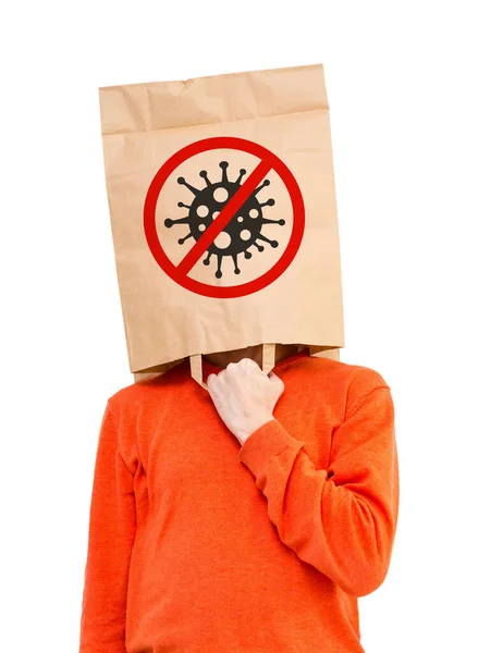 Mężczyzna w papierowej torbie na głowie, aby chronić się przed covid-19 — Zdjęcie stockowe