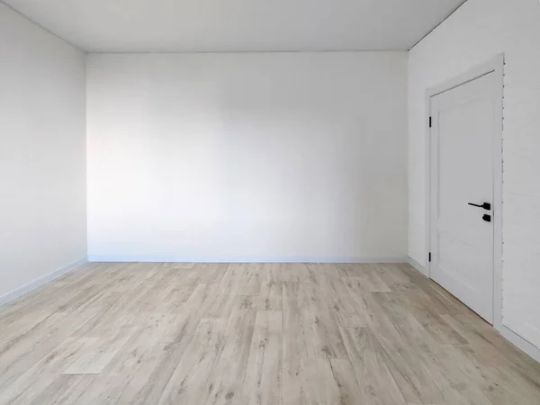 Interior de la habitación vacía - pared blanca con puerta y suelo — Foto de Stock