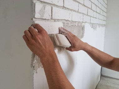 Erkek eli ile duvarlara alçıtaşı döşemek.