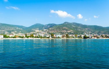 Plaj sahil Akdeniz deniz ve dağlar, Alanya, Türkiye.