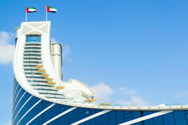 DUBAI, BAE - 10 Aralık 2013 Jumeirah Beach Hotel, sahilden önce. Dubai, BAE 'nin en iyi tanınan simgelerinden biri.
