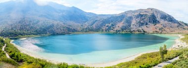 Göl Kurnas deniz manzarası. Panoramik Crete, Yunanistan