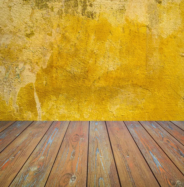 Interior Sala Parede Cimento Amarelo Danificado Com Piso Madeira Marrom — Fotografia de Stock