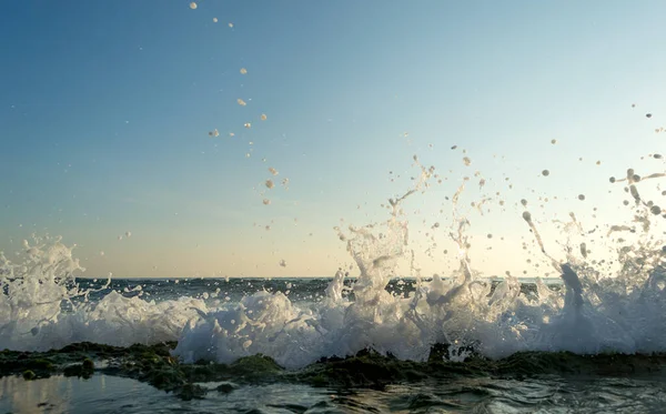 海浪打破石质岸上 形成喷射和溅 — 图库照片