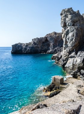 Deniz kenarında büyük uçurum