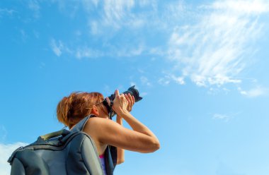 Güneşli bir günde şehirde fotoğrafta kadın