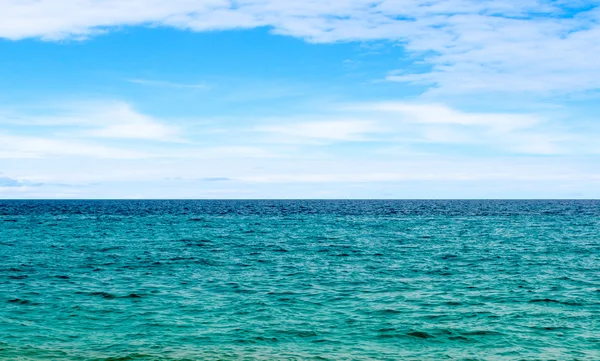 Paisaje marino con cielo y agua del mar Mediterráneo —  Fotos de Stock