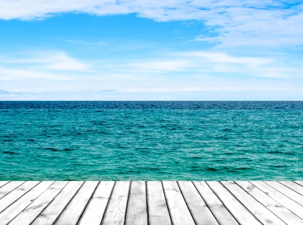 Paysage marin avec mer et ciel, planche de bois blanche en perspective — Photo