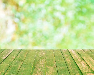 Ahşap masa üstü yeşil bokeh arka plan bulanık