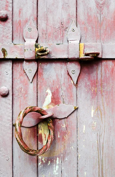 Porta de madeira velha punho de ferro com bloqueio — Fotografia de Stock