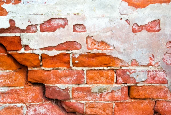 Çatlak ve arka plan olarak eski bir sıva ile tuğla duvar — Stok fotoğraf