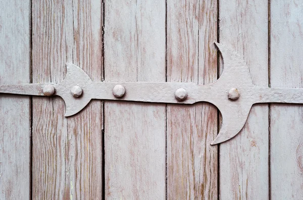 Fragmento de porta de madeira com dobradiça de metal — Fotografia de Stock