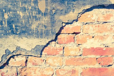 Çatlak ve arka plan olarak eski bir sıva ile tuğla duvar