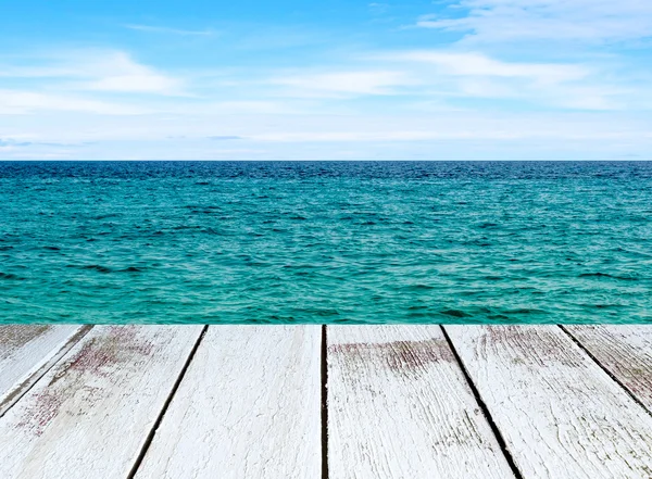 Paisaje marino con mar y cielo, tablón de madera blanca en perspectiva —  Fotos de Stock