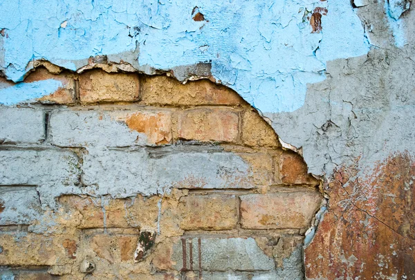 亀裂や背景として古いプラスターでレンガの壁 — ストック写真
