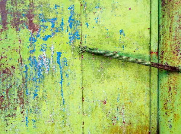 Rusty pintado textura de metal verde com tinta rachada . — Fotografia de Stock