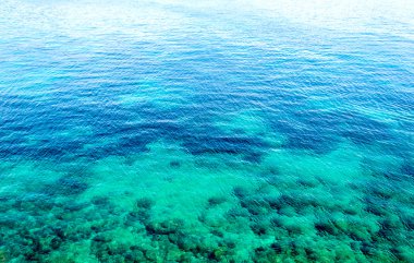 Sualtı deniz arka plan. Mavi su turkuaz şeffaf.
