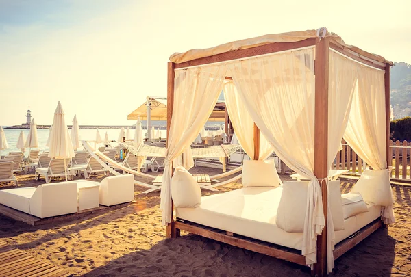 Romántico relajarse en las camas de playa —  Fotos de Stock